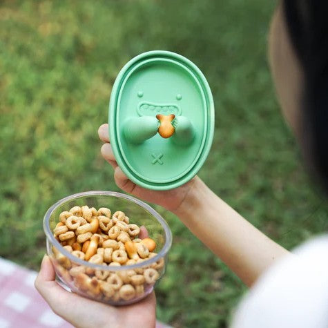 No-Mess Snack Box -up